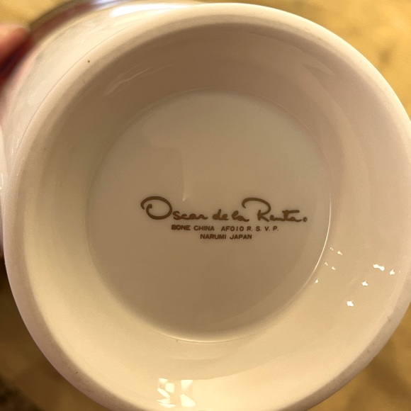 Oscar de la Renta cream and sugar set with lid gold edges and intricate pattern - Picture 5 of 6